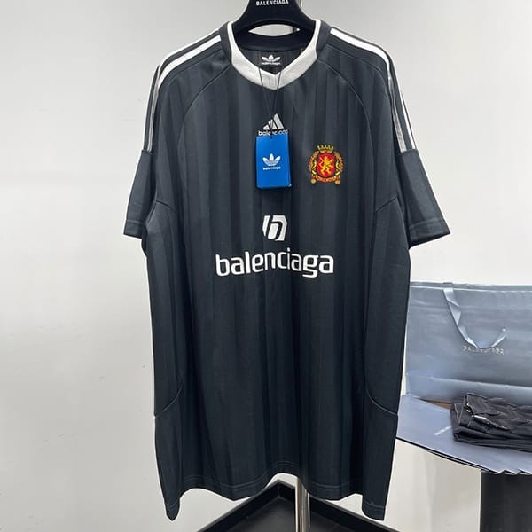 《大人気》バレンシアガ アディダス 偽物 SOCCER オーバーサイズ Tシャツ 723663TNV131000