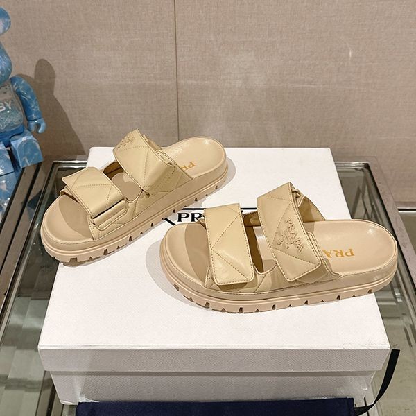 可愛い プラダ キルティングレザースライド ロゴ パンツ 偽物スカートに合う pub24535