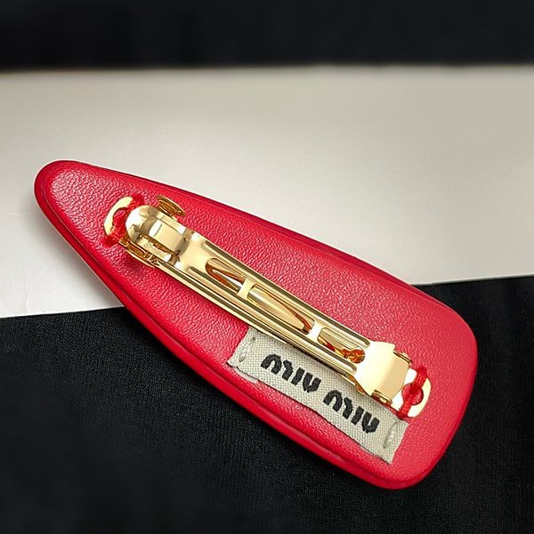 セレブ多数愛用 ミュウミュウ パテントレザー ヘアクリップ 偽物 myb21195