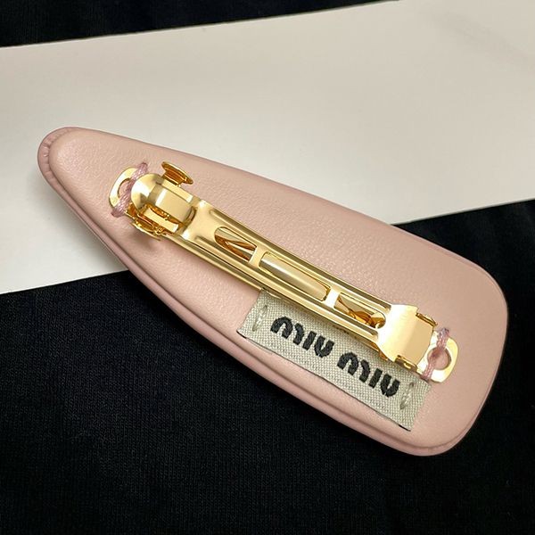 セレブ多数愛用 ミュウミュウ パテントレザー ヘアクリップ 偽物 myb21195