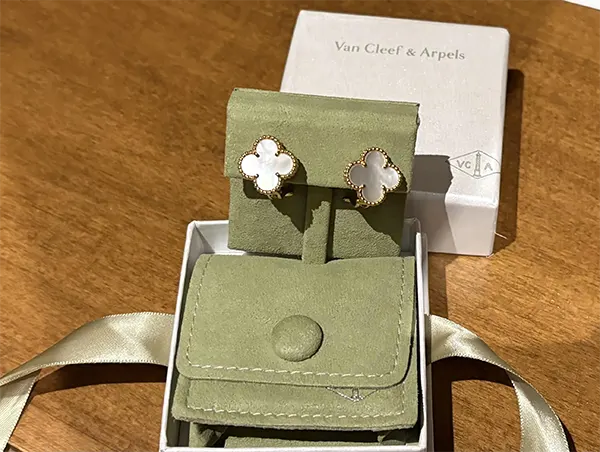 ヴァンクリーフ＆アーペル ヴィンテージ アルハンブラ ピアス マザー オブ パールの天然石の紋様と18Kゴールドの接写ディテール画像