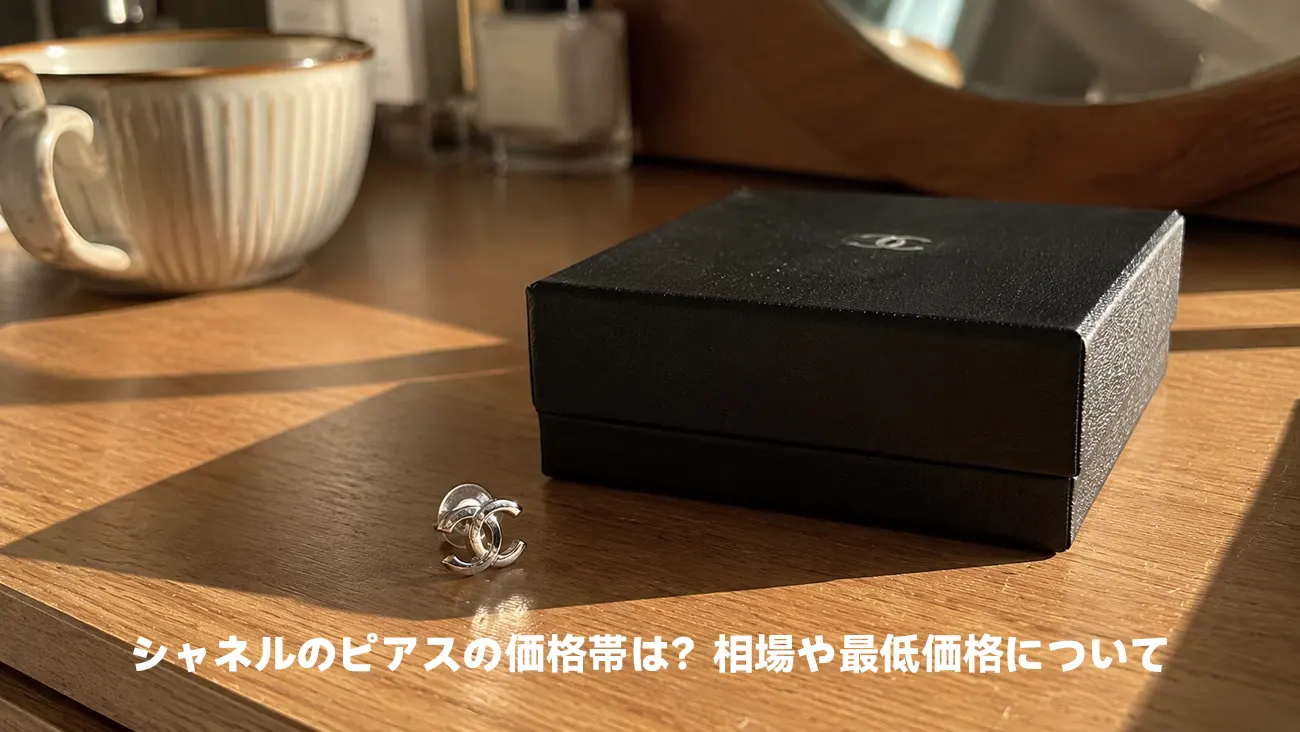 木製ドレッサーに置かれたシンプルなココマークピアスとジュエリーボックス