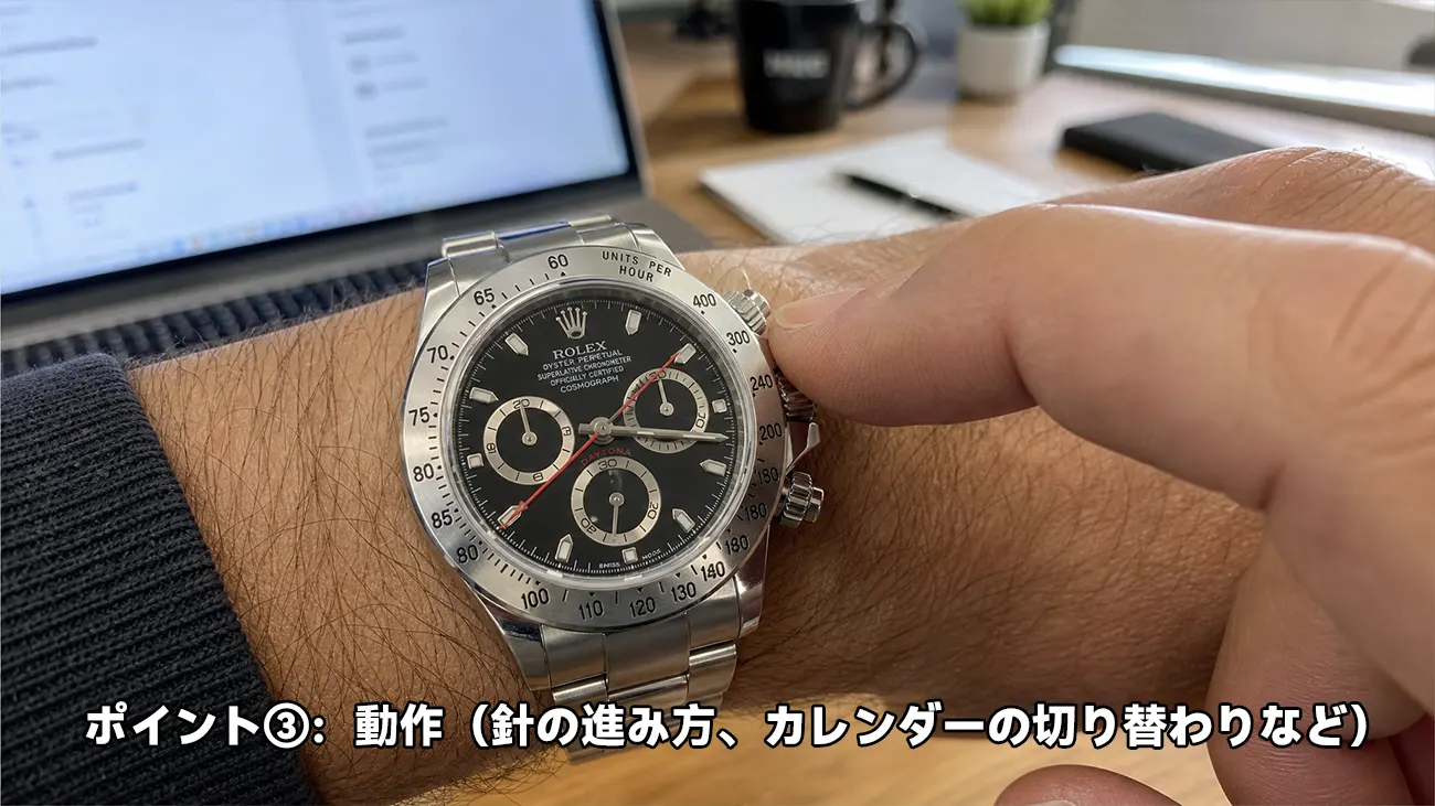 プッシュボタンを押してクロノグラフ秒針を動かすデイトナ