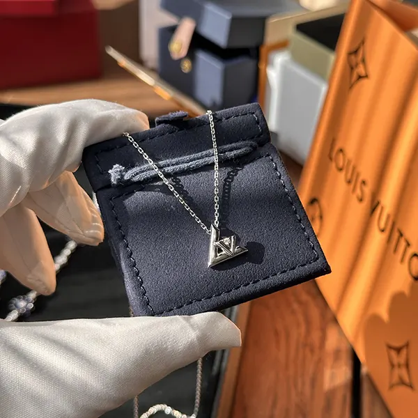 【精密刻印 100%再現】ペンダント LV ヴォルト ワン PM ホワイトゴールド Q93806