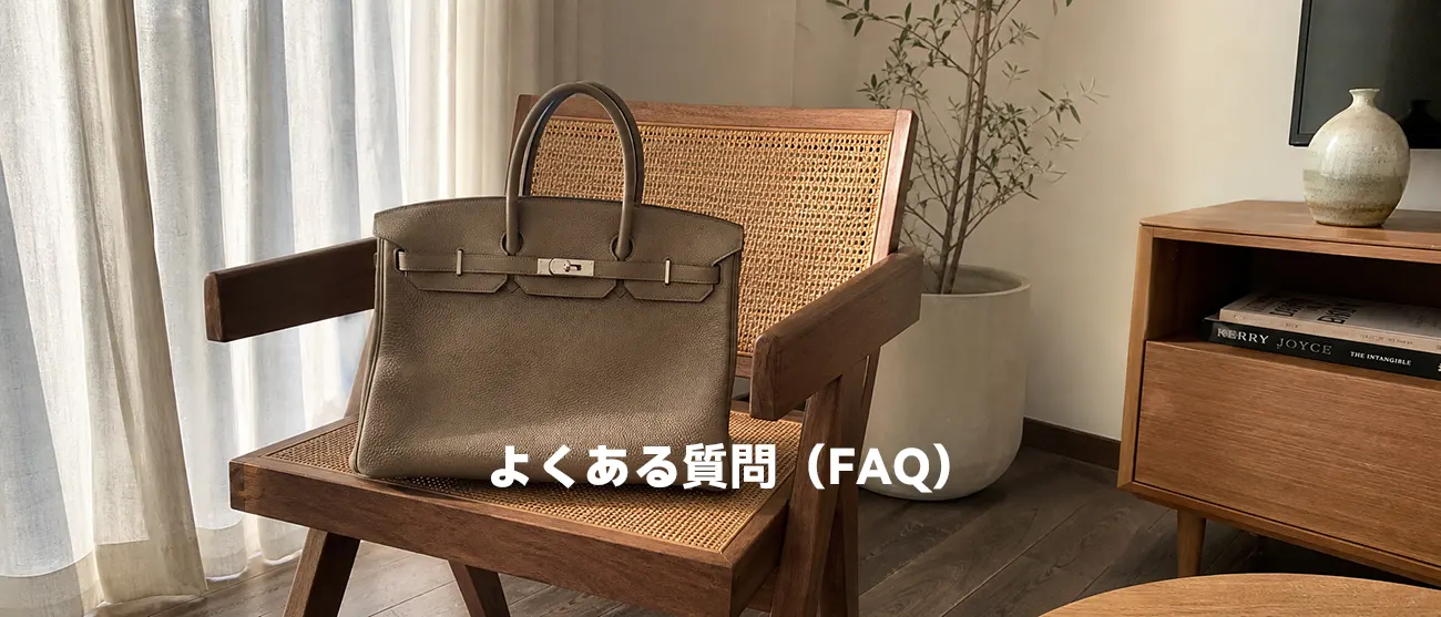 部屋の椅子の上に置かれたスタイリッシュなバーキン40